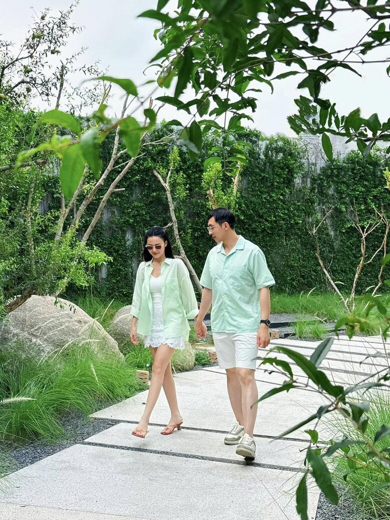 Midu và ông xã Trần Duy Minh Đạt diện đồ tông xuyệt tông trong một khoảnh khắc ngọt ngào đời thường.