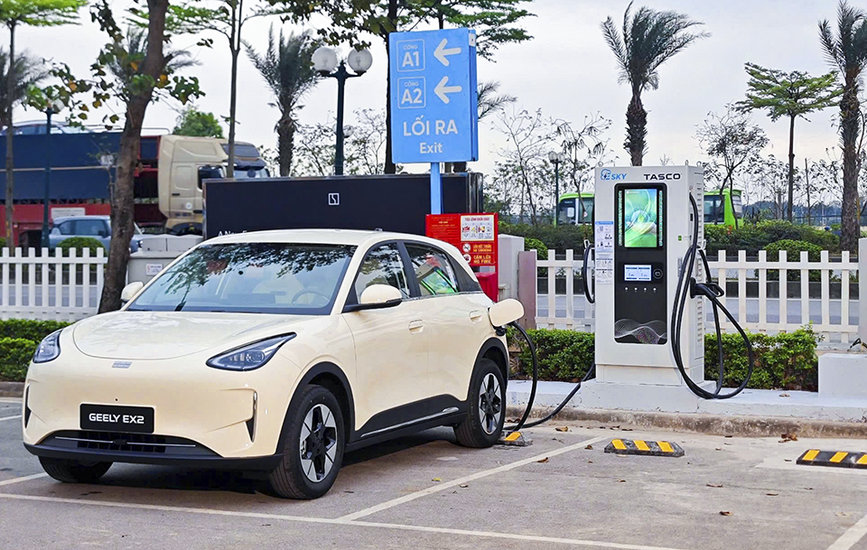 Người dùng đang thực hiện thao tác sạc xe điện tại trạm sạc liên thông