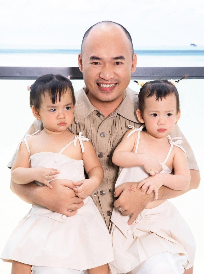 Diễn viên Tiến Luật chia sẻ nỗi nhớ hai con gái song sinh Jolie và Jency khi phải đi công tác xa nhà.