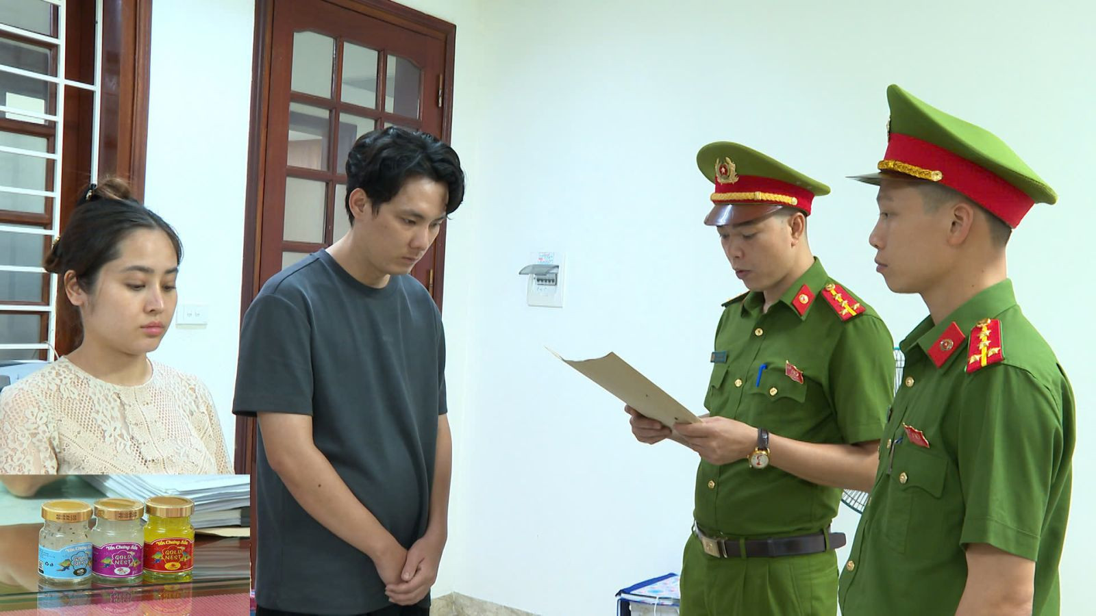 Công an thi hành lệnh khởi tố