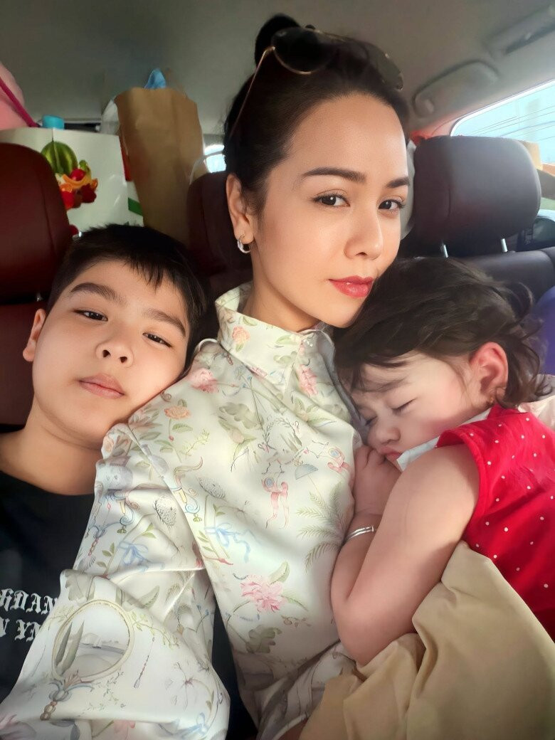 Nhật Kim Anh dành thời gian nghỉ hè để đưa hai con đi chơi, tận hưởng không khí gia đình ấm áp.