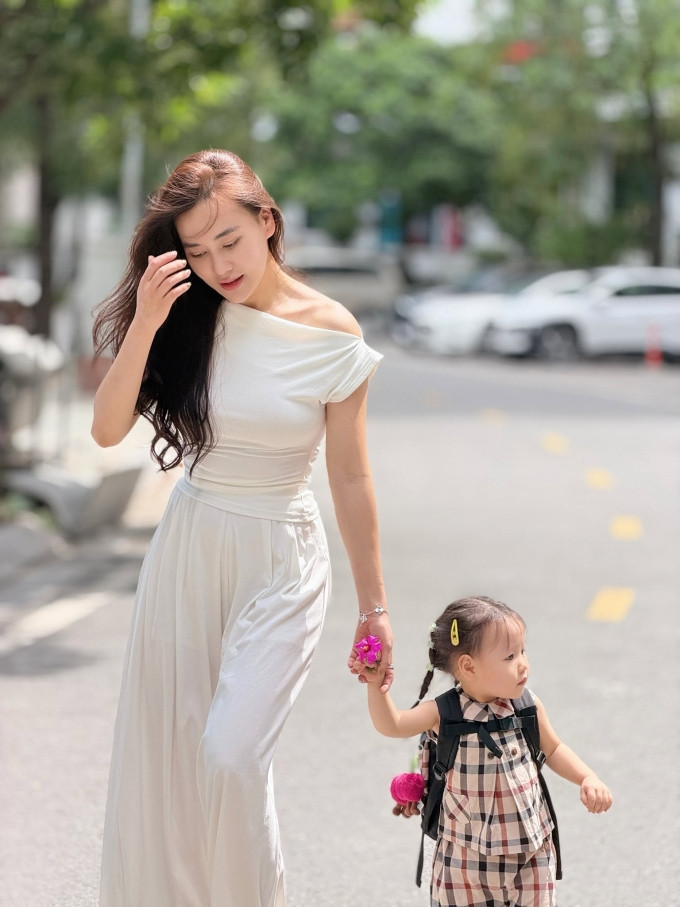 Chiều 14/6, Phương Oanh đăng loạt ảnh dắt tay bé Jenny đi học và chú thích: Làm nền cho nàng ta.