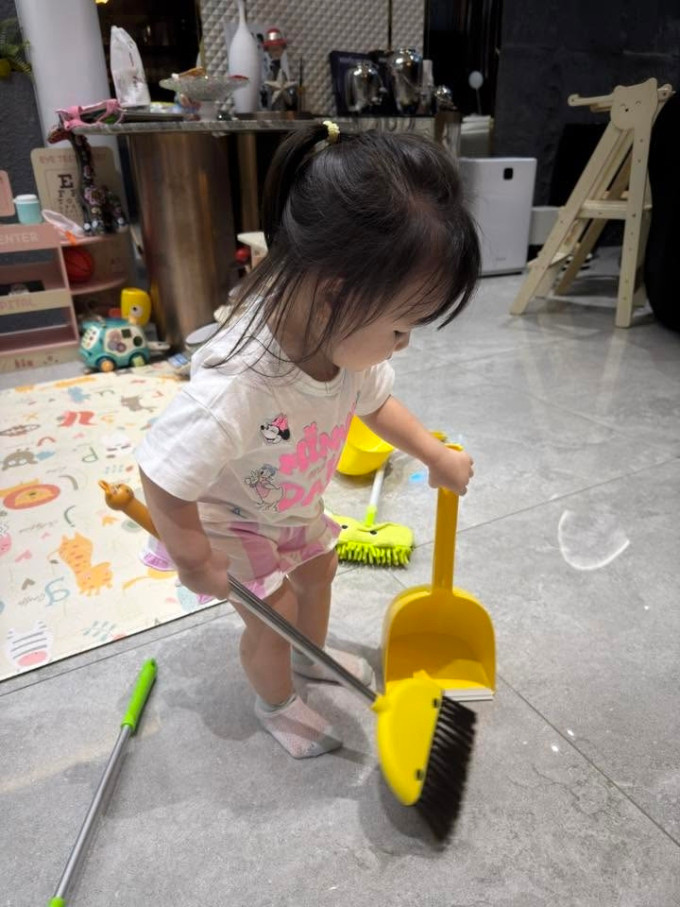 Phương Oanh có lần bất ngờ vì con gái hai tuổi chủ động dùng chổi đồ chơi để quét nhà giúp mẹ.