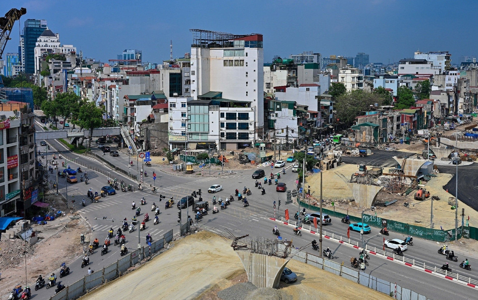 Một đoạn tuyến đường Vành đai 1 đoạn Hoàng Cầu - Voi Phục đang trong quá trình hoàn thiện hạ tầng.