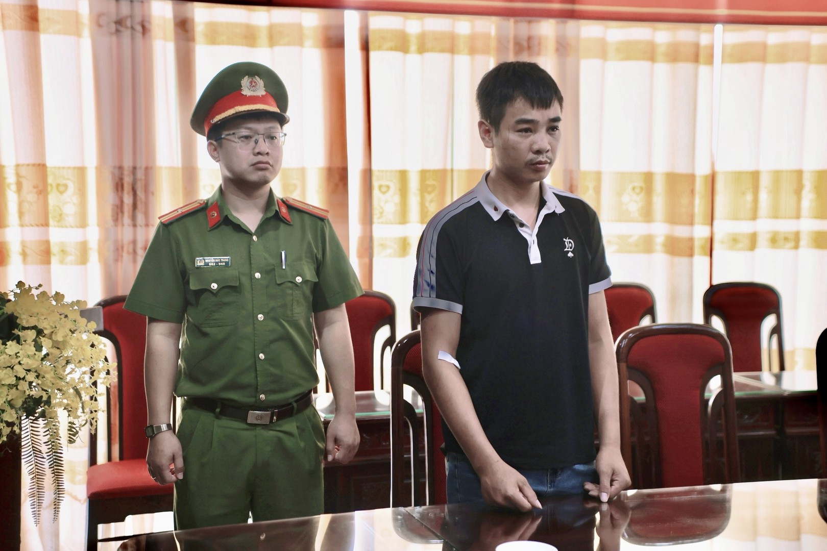 Bị can Đỗ Đình Dũng làm việc với cơ quan điều tra sau hành vi gây rối tại trụ sở công an.