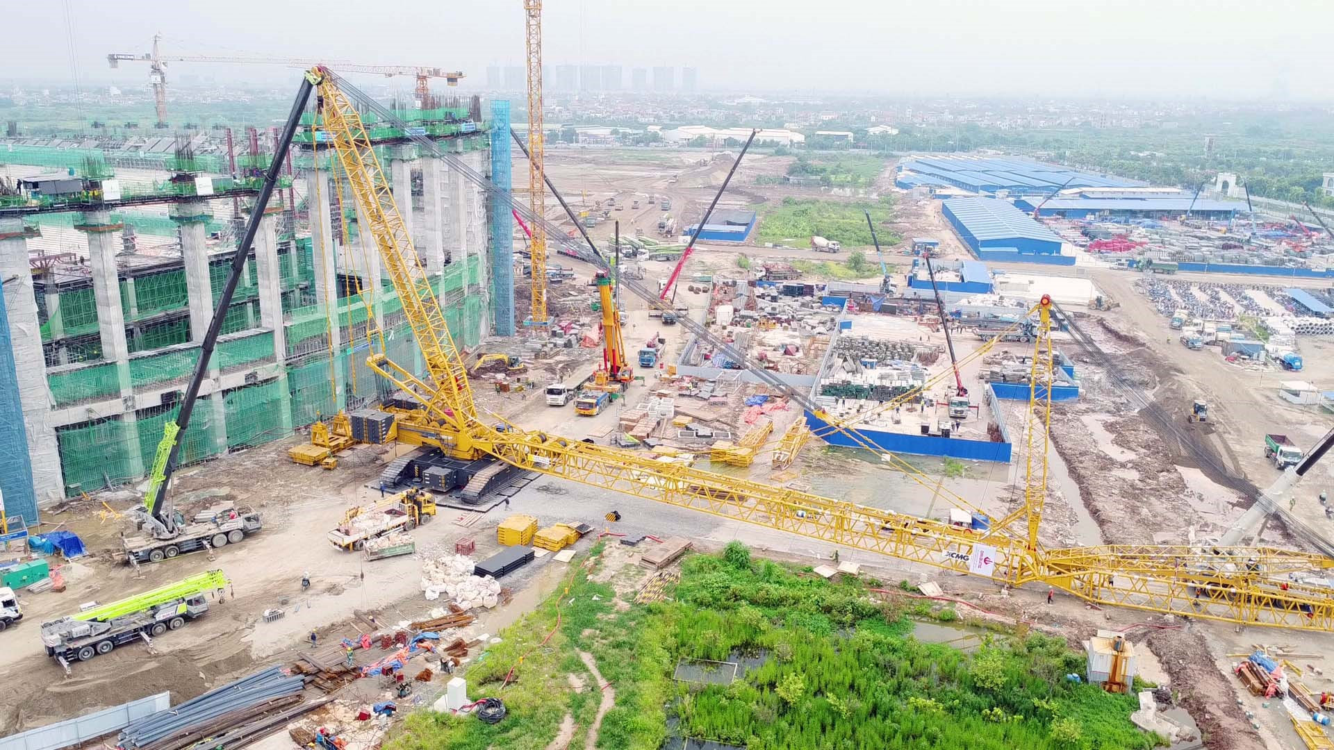 Siêu cẩu thi công mái vòm tại sân vận động PVF