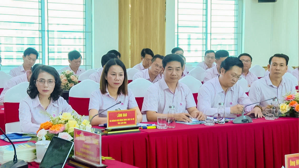 lanh-dao-chi-nhanh-ngan-hang-csxh-tinh-lam-dong-du-hop.jpg