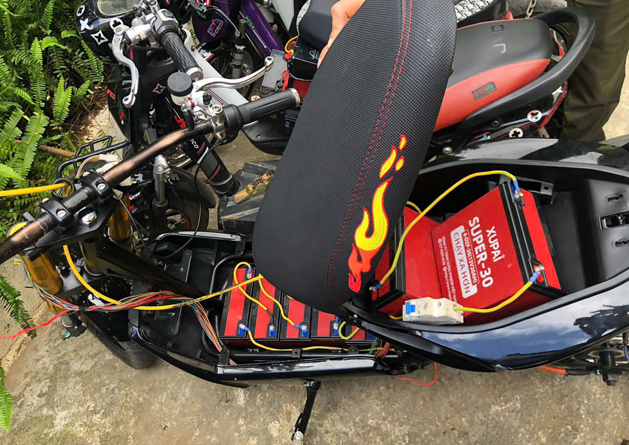 Theo quy định, tốc độ tối đa xe đạp điện từ 25-35 kmh, nhưng các học sinh dã độ chế nâng tốc độ xe điện lên 110-120 kmh