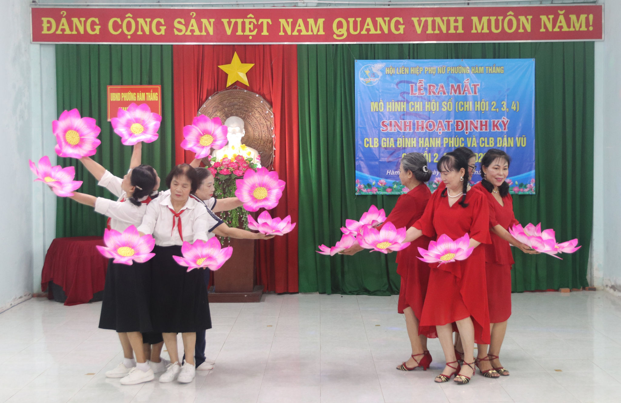 Buổi sinh hoạt vdiễn ra sôi nổi, vui tươi tại Chi hội 2 phụ nữ phường Hàm Thắng