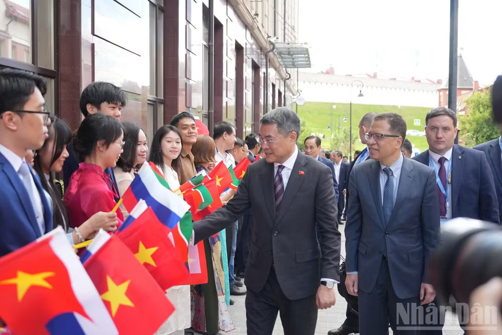 Cán bộ, nhân viên Đại sứ quán, Tổng lãnh sự quán và đại diện cộng đồng Việt Nam tại Liên bang Nga đón Thủ tướng Chính phủ Lê Minh Hưng. (Ảnh: Xuân Hưng)