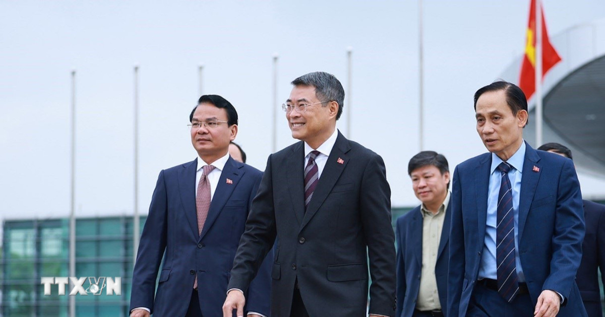 d9c477d9ab2dc31a8fb-_ttxvn-thu-tuong-len-duong-tham-du-hoi-nghi-cap-cao-ky-niem-35-nam-quan-he-asean-nga-tai-kazan-1606-2(1).jpg
