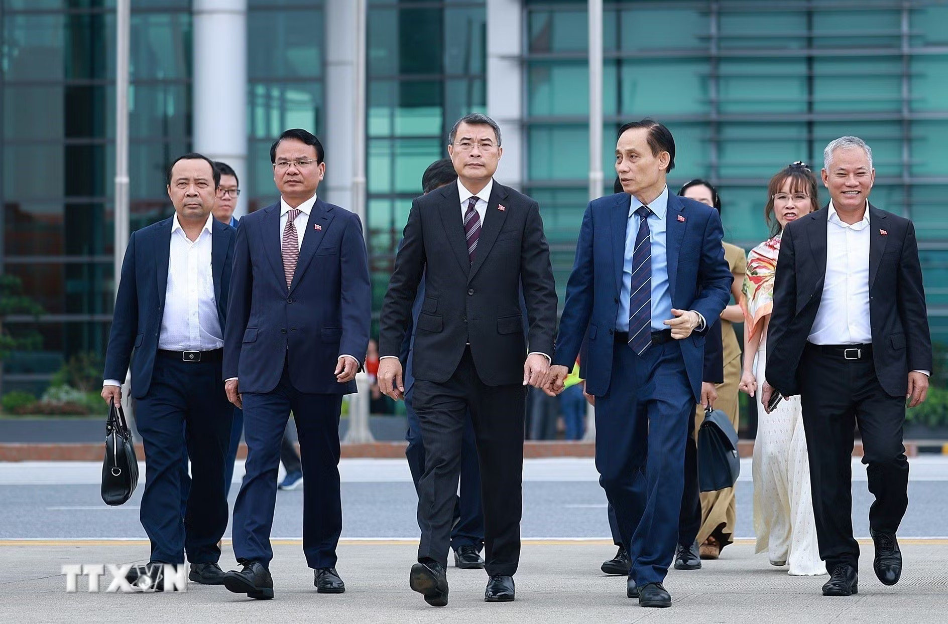 ttxvn-thu-tuong-len-duong-tham-du-hoi-nghi-cap-cao-ky-niem-35-nam-quan-he-asean-nga-tai-kazan-1606-1.jpg