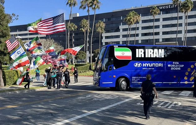 Người biểu tình tập trung bên ngoài khách sạn của đội tuyển Iran.