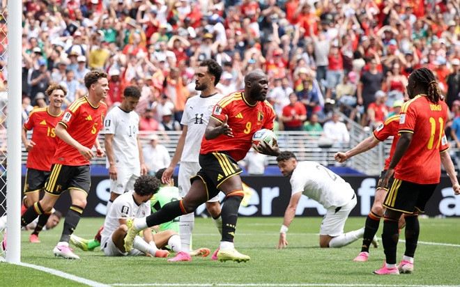 Lukaku góp công lớn giúp Bỉ giành lại 1 điểm.