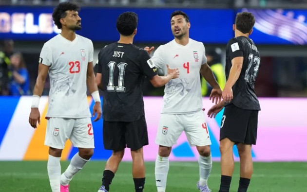 Bảng điện tử hiển thị tỷ số hòa 2-2 giữa Iran và New Zealand.