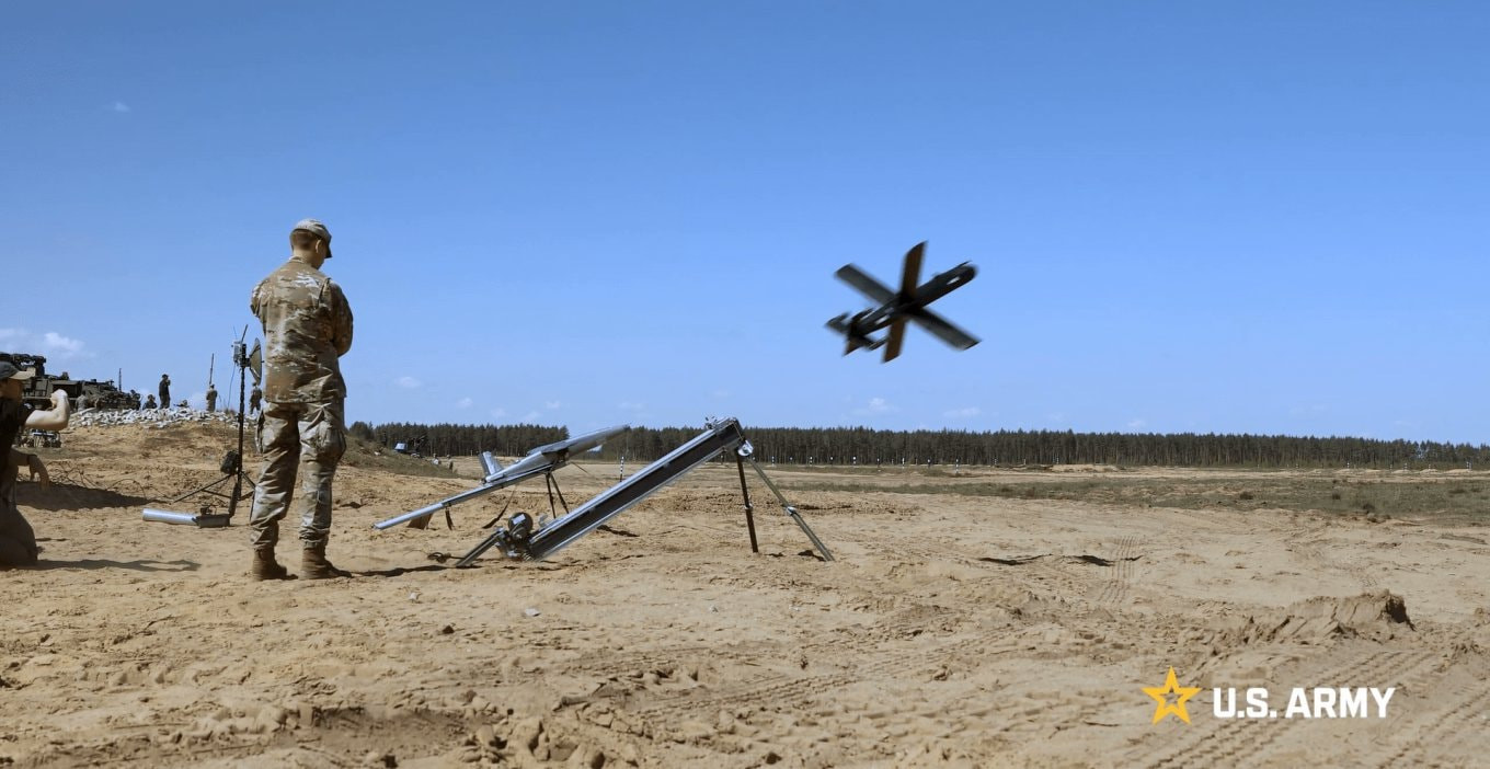 Binh sĩ Lục quân Mỹ phóng UAV HX-2 trong cuộc tập trận Project Flytrap