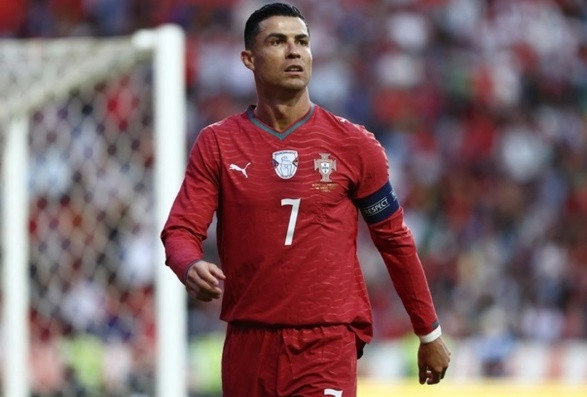 Cristiano Ronaldo trong buổi tập, anh vẫn là niềm hy vọng số một của người hâm mộ Bồ Đào Nha.