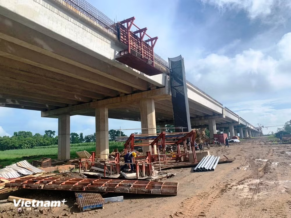 Nhà thầu thi công một hạng mục cầu cạn trên tuyến cao tốc Bắc-Nam phía Đông. (Ảnh minh họa: Việt Hùng/Vietnam+) vnp-nha-thau-cao-toc-12052025.jpg