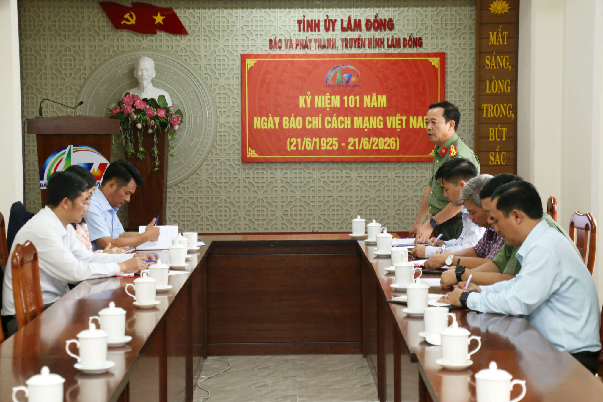 quang-canh-buoi-lam-viec(1).jpg
