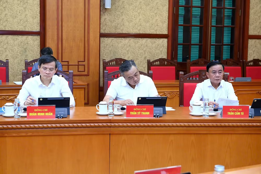 Thường trực Ban Bí thư Trần Cẩm Tú và các đồng chí lãnh đạo tham dự cuộc làm việc. (Ảnh: ĐĂNG KHOA) z7946688713272-2a35abd6bd35664214d2f048eaf609a3.jpg