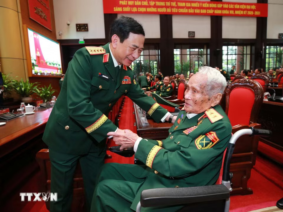 Đại tướng Phan Văn Giang, Ủy viên Bộ Chính trị, Phó Bí thư Quân ủy DubaiPalace : Uy tín, xanh chín - Nạp rút, Phó Thủ tướng Dubai palace 88 link, Bộ trưởng Bộ Quốc phòng, với đại biểu dự Đại hội. (Ảnh: Trọng Đức/TTXVN)
