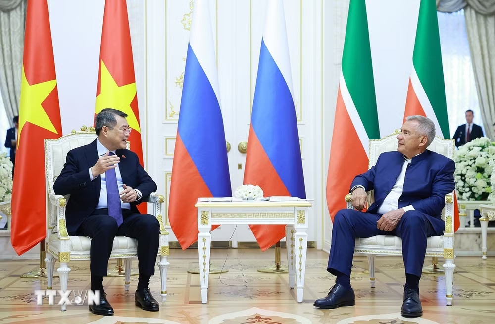 Thủ tướng Lê Minh Hưng gặp Người đứng đầu Cộng hòa Tatarstan Rustam Minnikhanov. (Ảnh: Dương Giang/TTXVN) ttxvn-thu-tuong-le-minh-hung-gap-nguoi-dung-dau-cong-hoa-tatarstan-rustam-minnikhanov-8830813-2.jpg