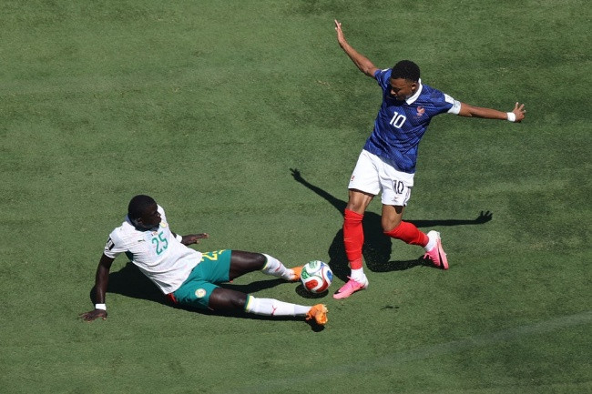 Hậu vệ Malick Diouf nỗ lực ngăn chặn Mbappe