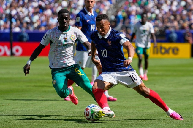 Tiền vệ Idrissa Gana Gueye đánh chặn giữa sân