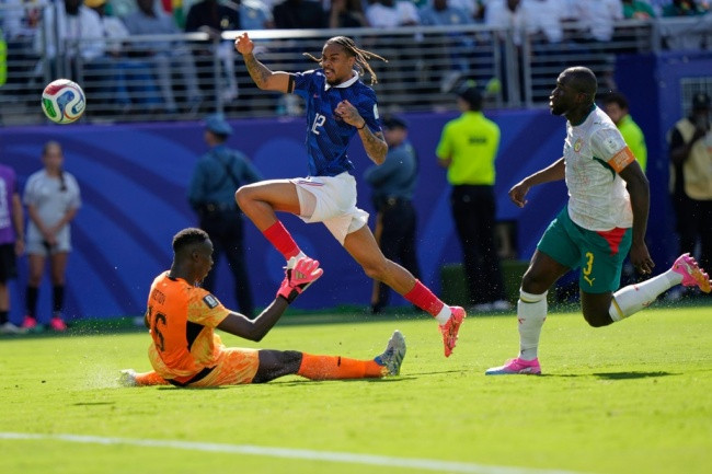 Trung vệ Kalidou Koulibaly chỉ huy hàng phòng ngự