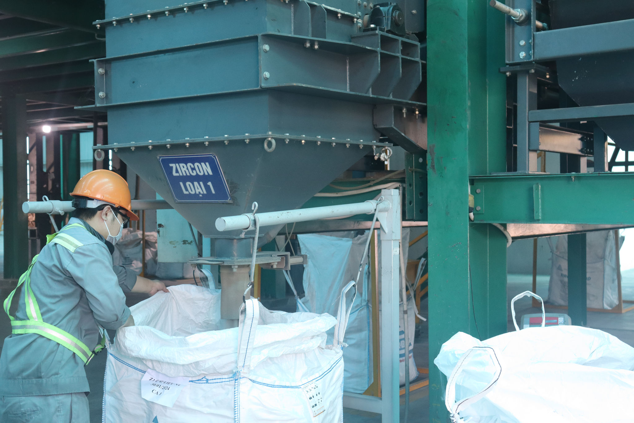 Hoạt động sản xuất tại một nhà máy chế biến titan thuộc khu vực phía Đông Lâm Đồng.