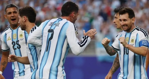 Cú hat-trick của Messi chiếm trọn mọi sự chú ý trên các mặt báo quốc tế.