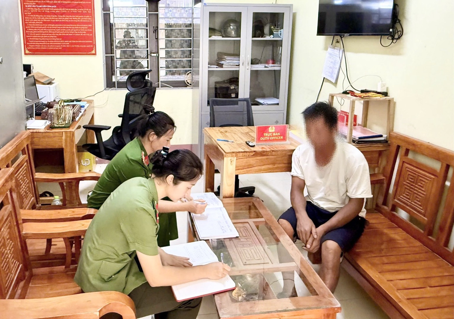 Cán bộ Công an xã Ngọc Đường giải thích về các phương thức lừa đảo mạng cho anh L.V.T.
