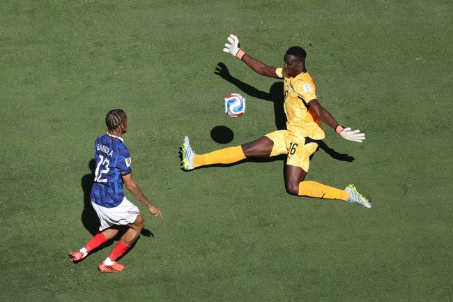 Thủ môn Edouard Mendy trong trận đấu với tuyển Pháp tại World Cup 2026