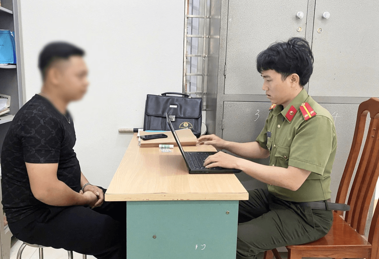 Người dân đến cơ quan Công an trình báo về dấu hiệu lừa đảo qua điện thoại.