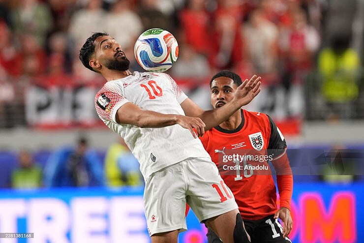 Jordan (áo trắng) và Áo chơi đầy nỗ lực trong trận ra quân bảng J World Cup 2026