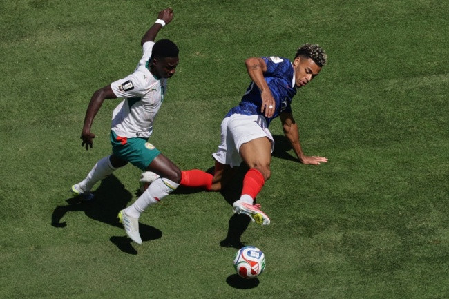 Lamine Camara hoạt động năng nổ