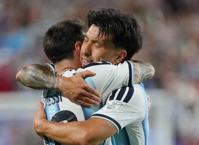 Lisandro Martinez là điểm sáng nơi hàng phòng ngự Argentina bên cạnh Lionel Messi.