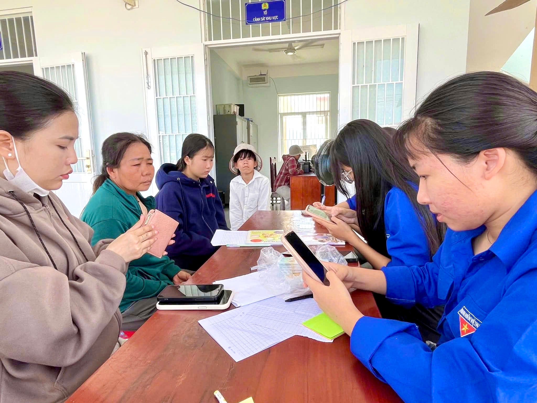 Hoạt động hỗ trợ người dân tiếp cận công nghệ số được triển khai rộng khắp trong chiến dịch