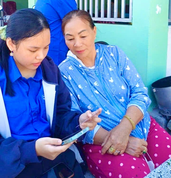 Đoàn viên thanh niên hỗ trợ người dân, đặc biệt là người cao tuổi tiếp cận kỹ năng số ngay tại nhà.