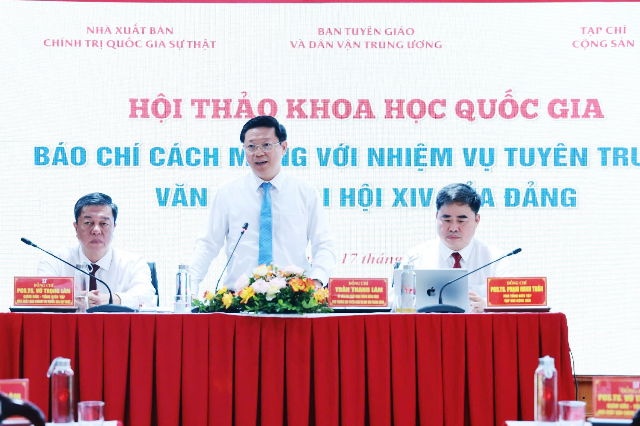Ủy viên Trung ương Đảng, Phó Trưởng Ban Tuyên giáo và Dân vận Trung ương Trần Thanh Lâm; Phó Tổng Biên tập Tạp chí Cộng sản, PGS. TS Phạm Minh Tuấn; Giám đốc - Tổng Biên tập Nhà xuất bản Chính trị quốc gia Sự thật, PGS.TS. Vũ Trọng Lâm chủ trì hội thảo