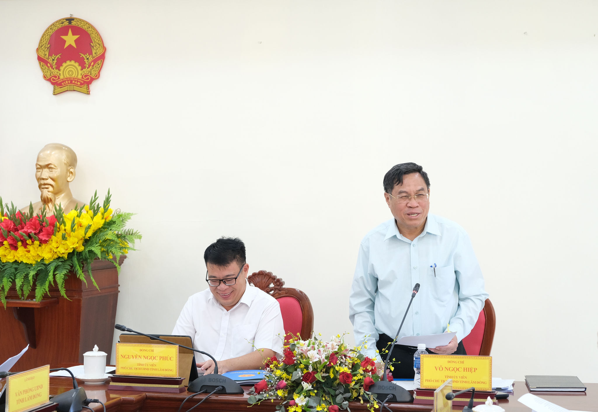 Vice Chairman of the Provincial People's Committee Vo Ngoc Hiep gives directions on funding allocation and implementation at the meeting