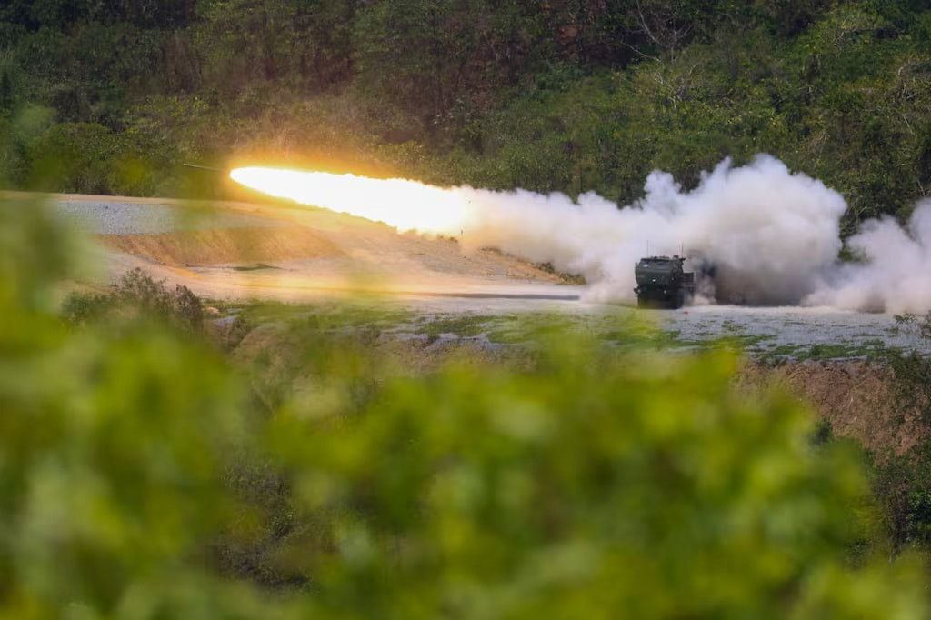 Hệ thống pháo phản lực HIMARS khai hỏa trong diễn tập tại Philippines