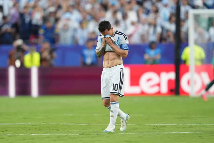 Lionel Messi rơi nước mắt sau trận thắng Algeria tại World Cup 2026