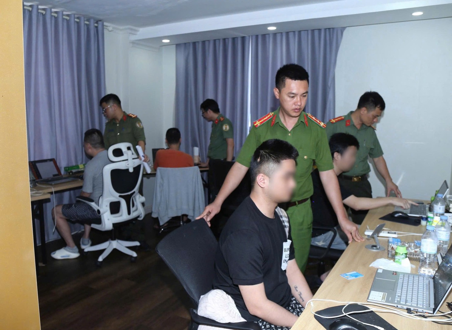 Lực lượng Công an kiểm tra thiết bị điện tử tại hiện trường vụ việc ở tỉnh Bắc Ninh
