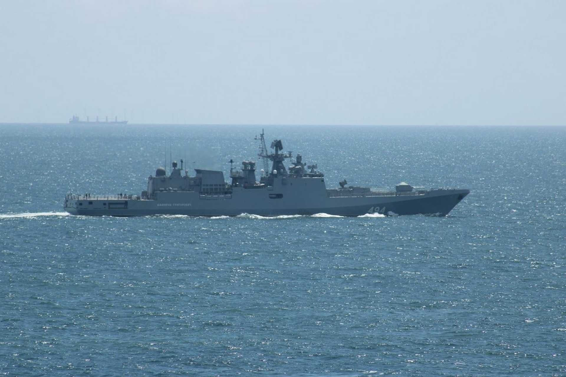 Tàu hộ vệ Admiral Grigorovich của Hải quân Nga trên biển