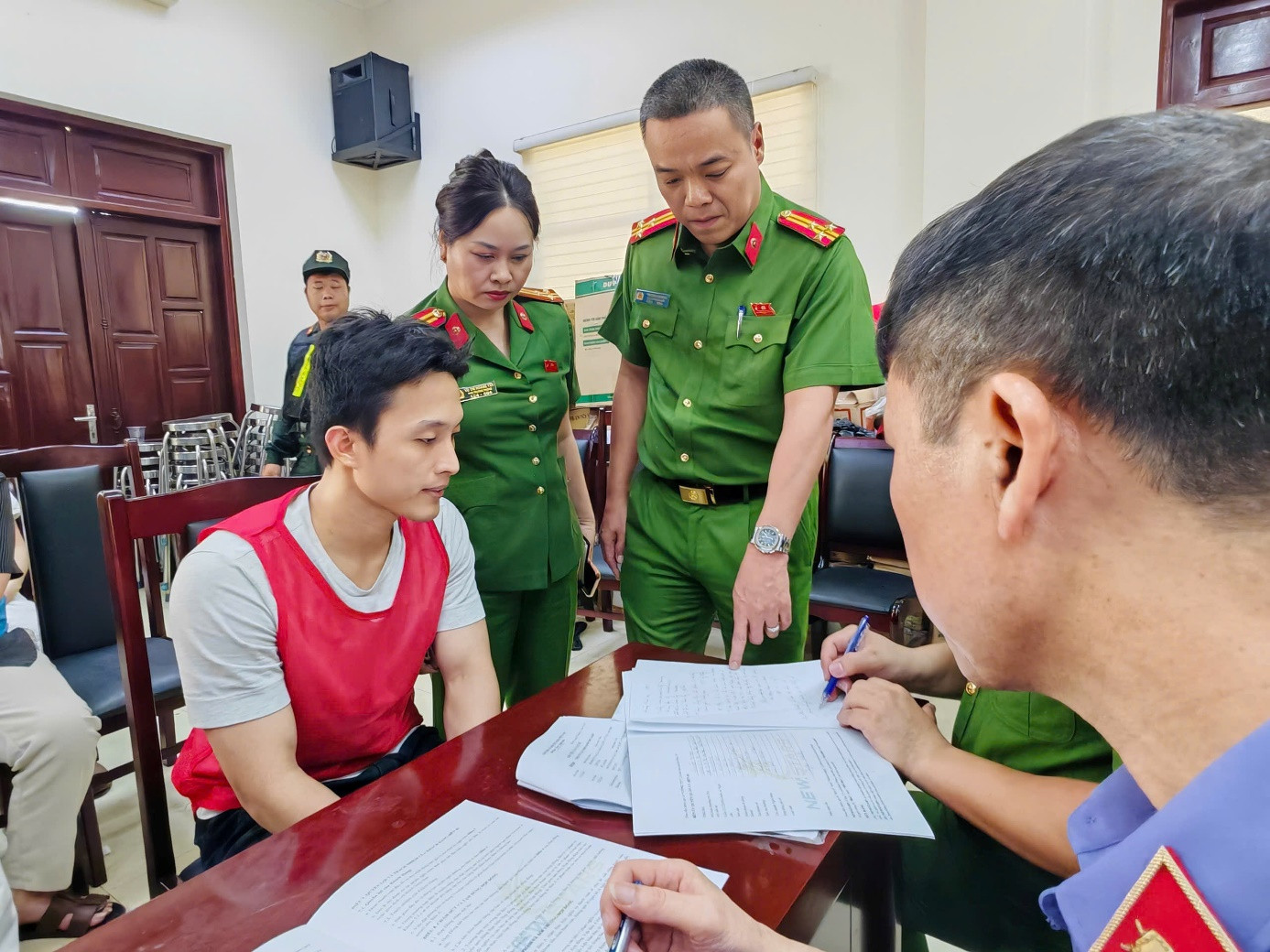 Cơ quan điều tra làm việc với các đối tượng lừa đảo