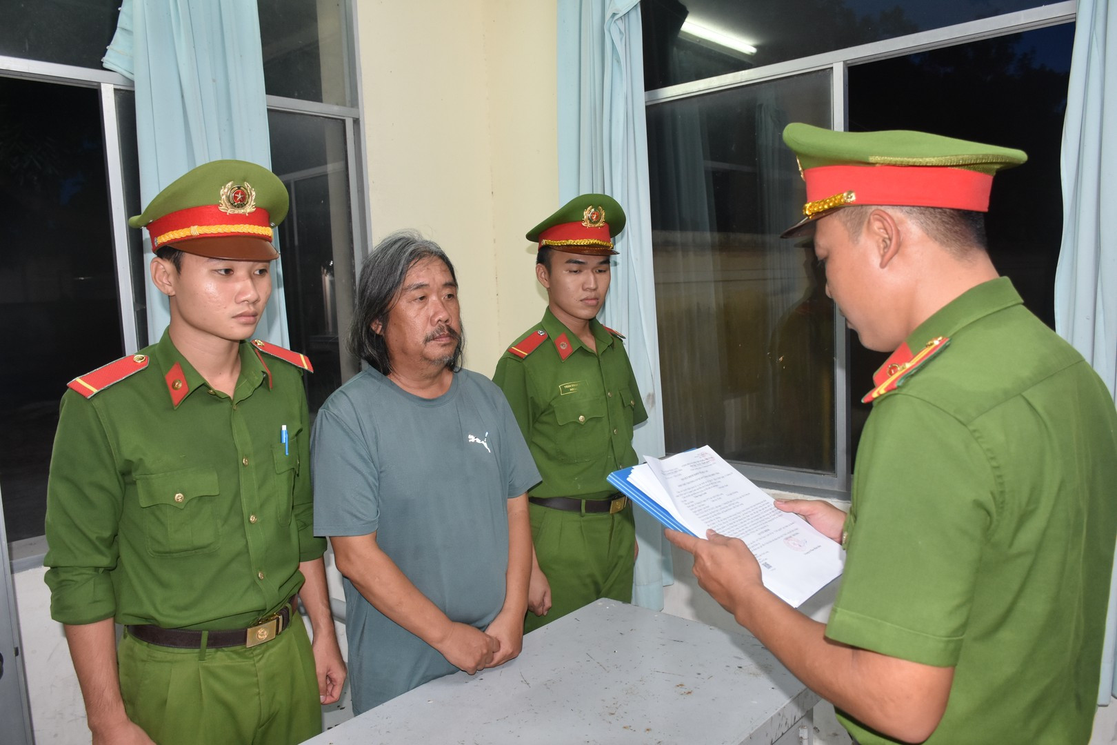 Cơ quan Cảnh sát điều tra Công an tỉnh Vĩnh Long tống đạt các quyết định tố tụng đối với bị can Trần Ngọc Lynh