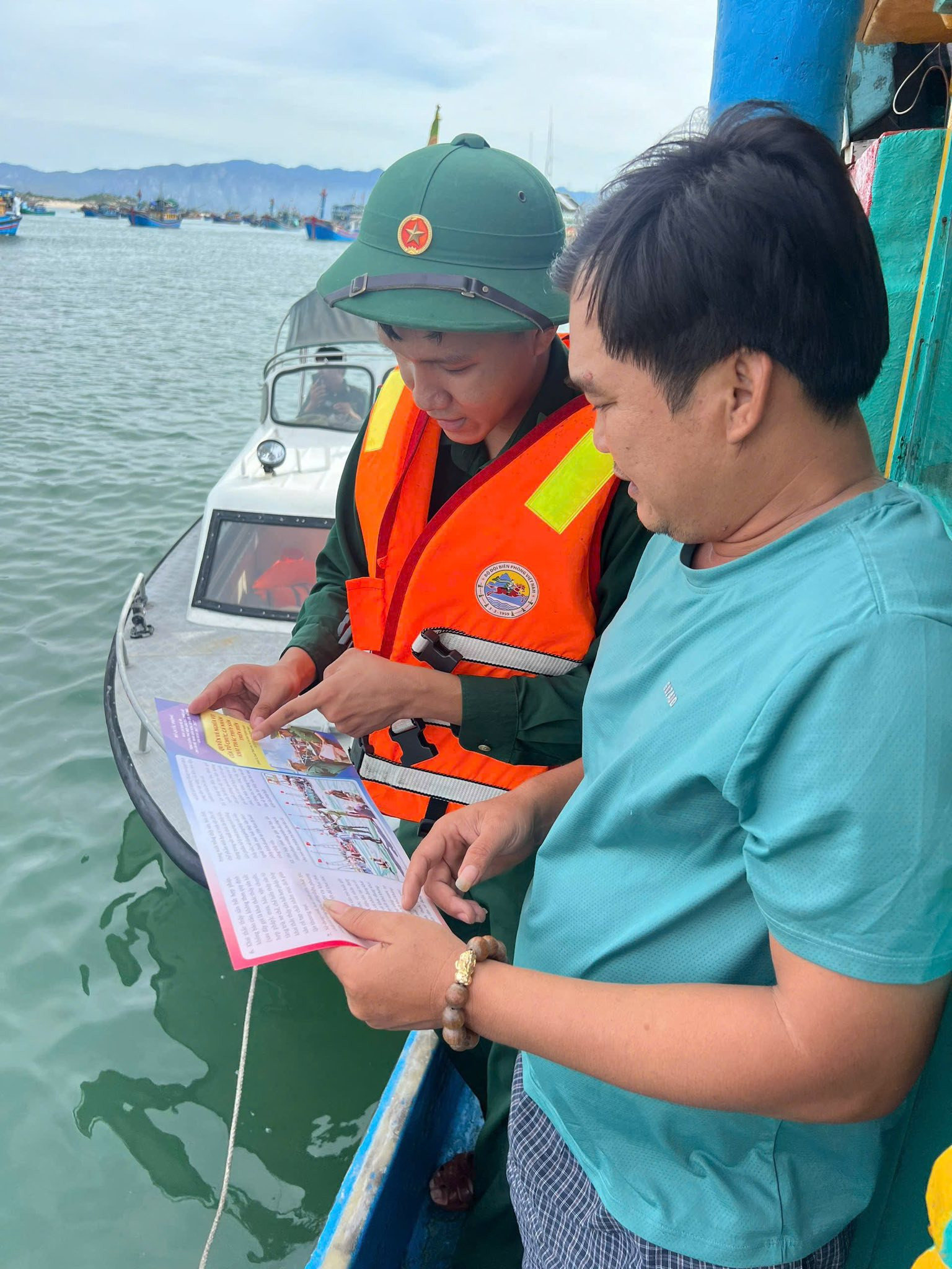 Lực lượng Biên phòng Lâm Đồng đến từng tàu cá tuyên truyền pháp luật cho ngư dân