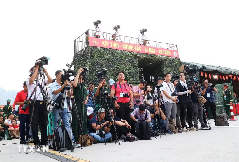 Phóng viên tác nghiệp. (Nguồn: TTXVN)