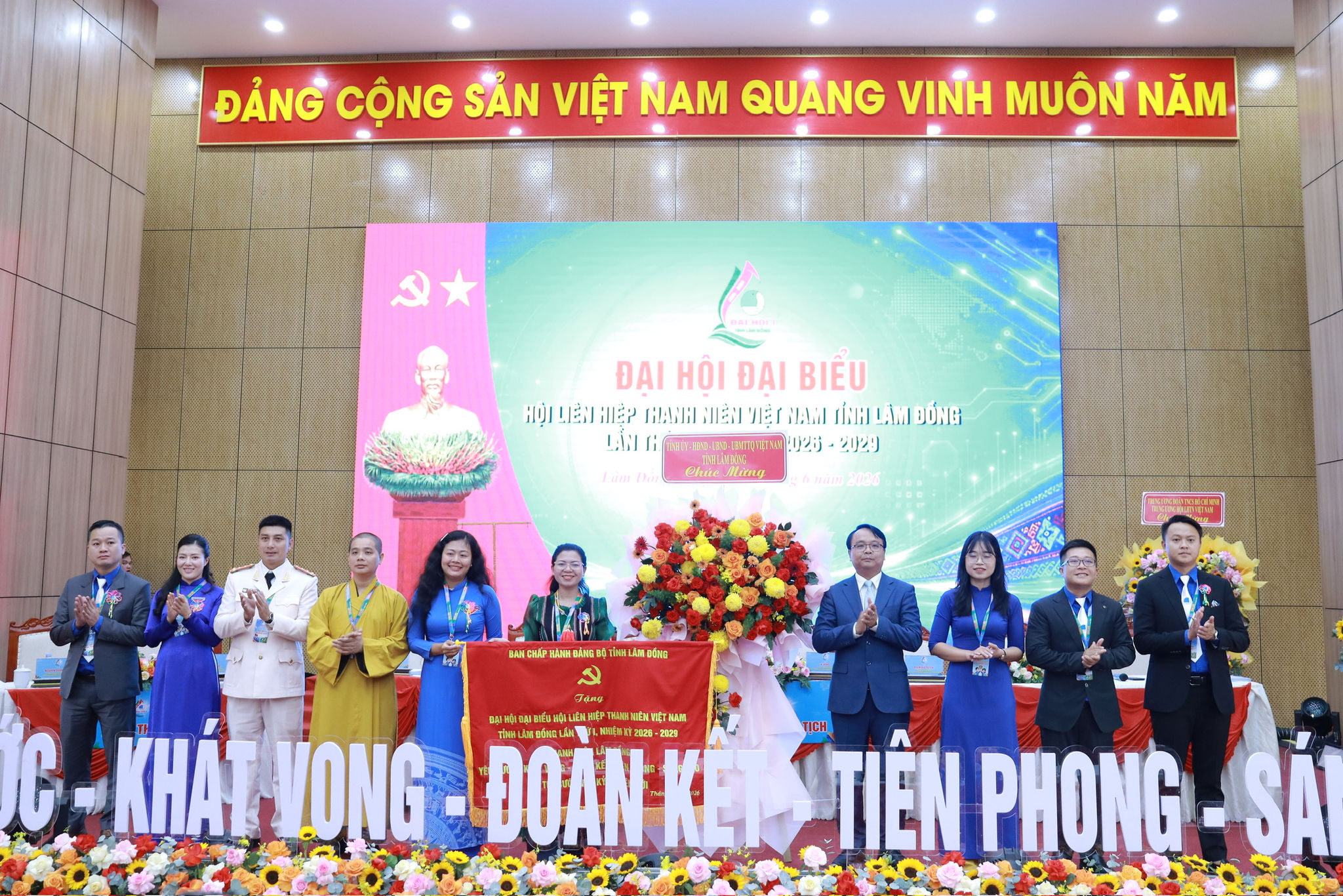 Đồng chí Đặng Hồng Sỹ, Phó Bí thư Thường trực Tỉnh ủy Lâm Đồng trao bức trướng với nội dung 